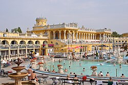 Piscinas exteriores de los baños termales Széchenyi en Budapest