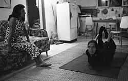 Mujer haciendo yoga en 1969