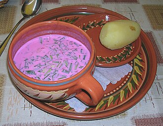 Sopa fría de remolacha servida en un plato hondo