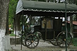 Carruaje antiguo con ruedas de caucho sólido