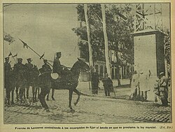 Fuerzas de Lanceros custodiando a los encargados de fijar el bando en que se proclama la ley marcial en Madrid durante la huelga general de 1917