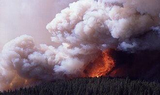 Tormenta ígnea durante un incendio en el Parque nacional Yellowstone