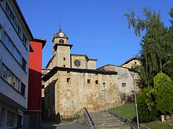 Fachada y entorno de la Parroquia de San Andrés