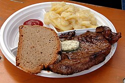Trozo de carne cruda como fuente de creatina