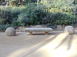 Banco ondulante del parque Güell decorado con cerámica y trencadís