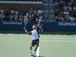 Juan Carlos Ferrero realizando un saque en el Abierto de Estados Unidos