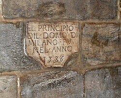 Placa conmemorativa de la colocación de la primera piedra en 1386