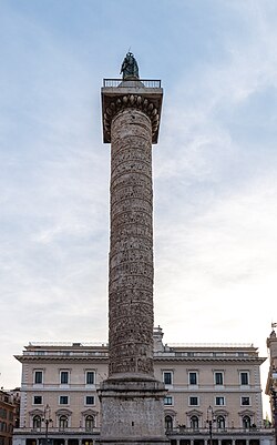Columna de Marco Aurelio en la Plaza Colonna de Roma