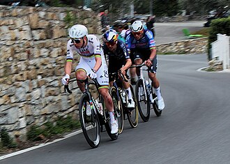 Tadej Pogačar, Thomas Pidcock y Wout van Aert durante la carrera