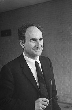 Eduardo Chillida retratado en abril de 1969