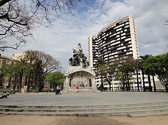 Vista general de la Plaza de Tetuán con vegetación y el Monumento al Doctor Robert