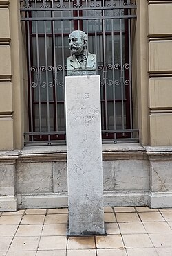 Busto de Armando Palacio Valdés en Avilés