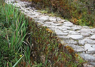 Calzada incaica cubierta por bloques de piedra.