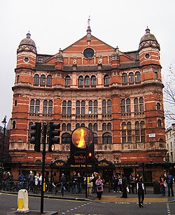 Fachada clásica del Palace Theatre en Londres.