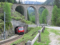 Detalle de infraestructura ferroviaria en un túnel