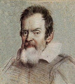 Galileo Galilei sentado representando a un famoso polímata de la historia.