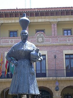 Monumento a la dona de faldetes en Fraga
