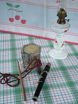 Pareja instrumental de tamborí y flabiol empleados en la música tradicional
