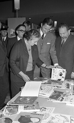 Golda Meir observando libros en una feria
