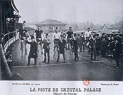 Carrera de biciclos en el Crystal Palace de Londres en marzo de 1889