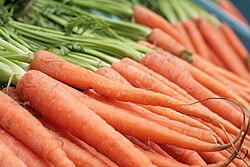 Zanahorias frescas dispuestas como fuente natural de betacaroteno