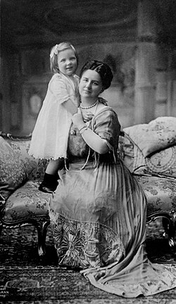 Juliana con su madre, la reina Guillermina, hacia 1914.
