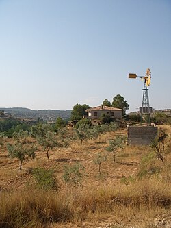 Aprovechamiento tradicional de la energía eólica para sacar agua de un pozo.