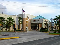 Centro comercial frecuentado por residentes y turistas en Saipán.