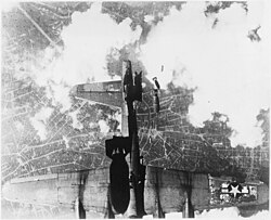 Un avión B-17 de EE. UU. es alcanzado accidentalmente por bombas lanzadas por otro avión de su misma escuadra durante la Segunda Guerra Mundial.