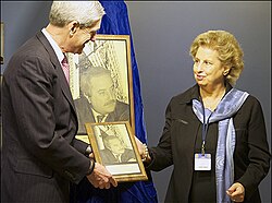 Directores institucionales honrando la memoria de Falcone