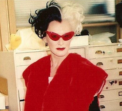 La actriz Glenn Close probándose el vestuario de Cruella de Vil para la película.