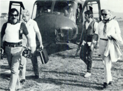 Agentes armados del Departamento de Estado escoltan al embajador estadounidense Deane R. Hinton en El Salvador
