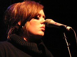 Adele actuando en directo