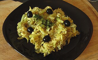 Plato de bacalhau à brás servido con perejil y aceitunas negras