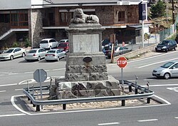 Estatua del león en la cumbre