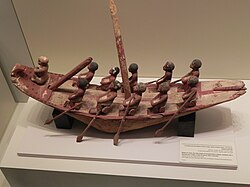 Maqueta egipcia antigua de una barca de transporte con remeros
