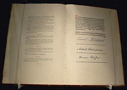 Facsímil de la constitución, de la versión original firmada en 1949.