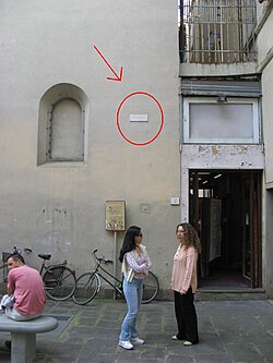 Altura de una de las marcas que recuerdan el nivel que alcanzó el agua en via Isola delle Stinche