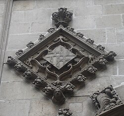 Versión del escudo de dos palos en la fachada antigua de la Casa de la Ciudad