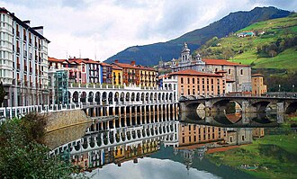 Panorámica urbana de Tolosa con el río Oria