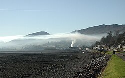 Humo atrapado por una capa de aire más cálido en Lochcarron, Escocia