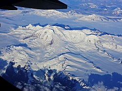 Volcán Lautaro visto desde el sector noreste, mostrando su relieve cubierto por formaciones glaciares.