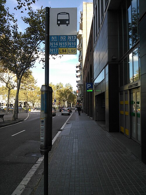 Parada de autobús en la Gran Vía de las Cortes Catalanas de Barcelona