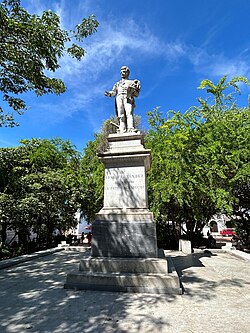 Estatua de José Fernández de Madrid en la plaza homónima de Cartagena de Indias