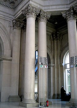 Columnas de piedra artificial que sostienen la cúpula.