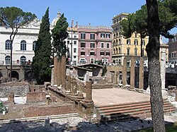 Vista del Largo di Torre Argentina mostrando el Templo A y parte del Templo B con el Teatro Argentina al fondo