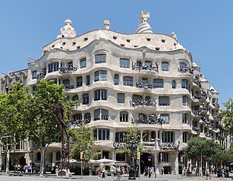 Vista general de la fachada de la Casa Milà en Barcelona