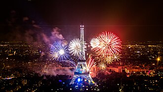 Espectáculo de fuegos artificiales nocturno
