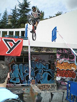 Salto en una competición de trial