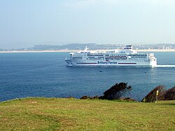 Buque de Brittany Ferries saliendo de la bahía de Santander